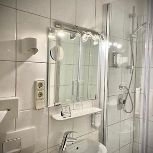 Basic Kamer met een King Size Bed